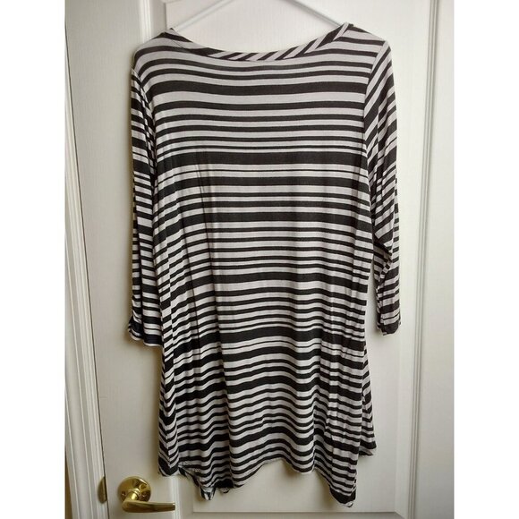 Meri Skye gray and black stiped asymmetrical bottom shirt, size 0X - Picture 2 of 4